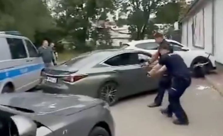 Policja przed sklepem Biedronka w Bolkowie