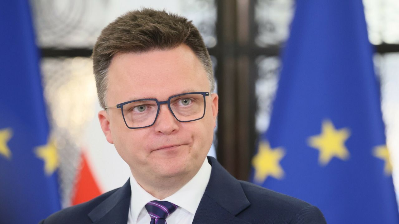 Najpierw spotkał się z Kaczyńskim w nocy, teraz Hołownia oficjalnie „złożył podpis”. Klamka zapadła